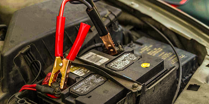 can a car battery die while driving